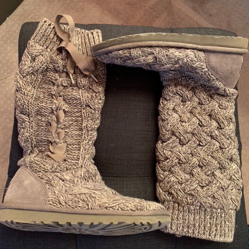 Ugg Knit Boot W/ Ribbon